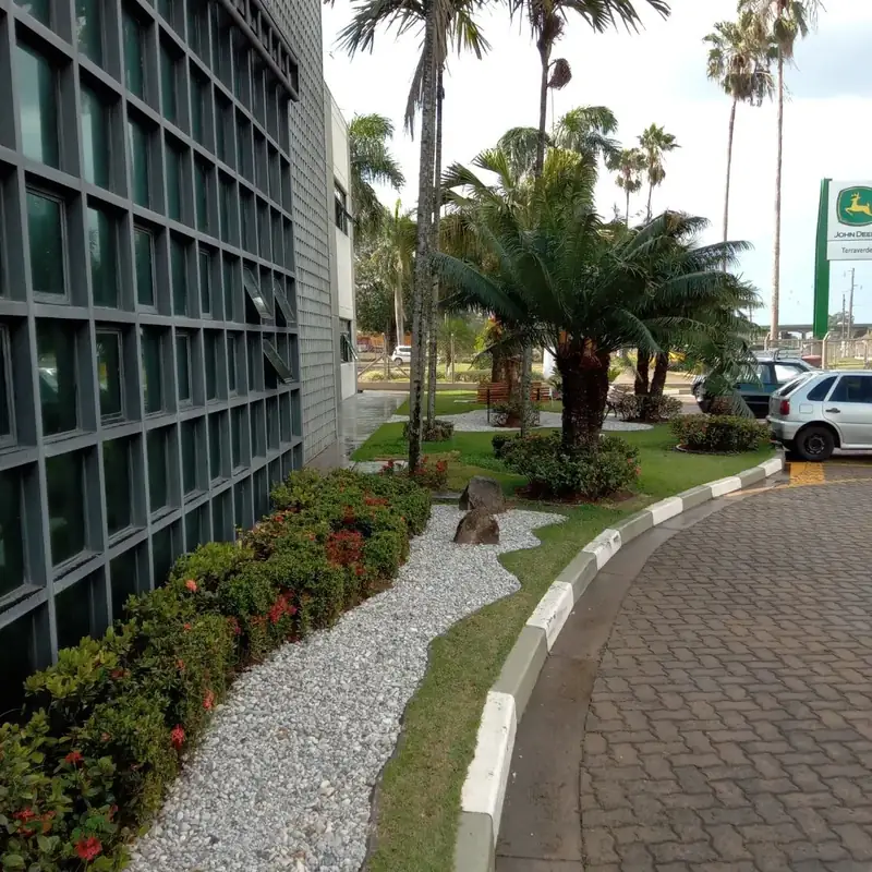 Área paisagística empresarial representando atendimento em Limeira